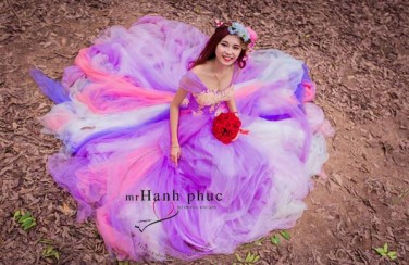 Sững sờ ngắm cô dâu xinh đẹp trong “áo cưới 7 màu” Lộng Lẫy