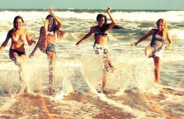 GỢI Ý 20 cách chụp ảnh đẹp khi đi biển CỰC COOL cho mùa hè