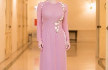 {Mách nhỏ các mẹ} Làm thế nào để chọn áo dài đẹp cho tuổi trung niên?