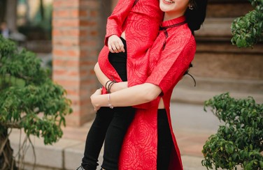 Mách nhỏ chị em 5 lưu ý để mặc áo dài gấm đẹp chất phát ngất!!!