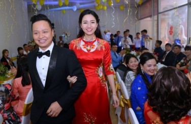 {Giải đáp thắc mắc} Có nên “mặc áo dài cách tân đi đám cưới”?