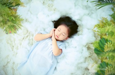 Cách tạo dáng chụp ảnh cho bé gái cực dễ thương mà phụ huynh cần biết!