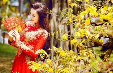 Gợi ý cách tạo dáng chụp hình tết với áo dài cực đẹp