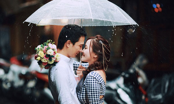 chụp hình dưới mưa