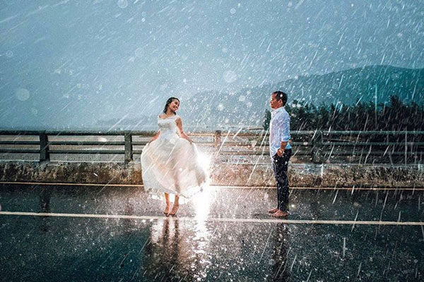 chụp hình dưới mưa