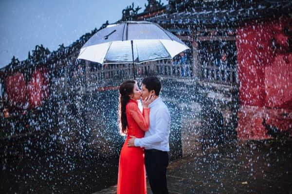 chụp hình dưới mưa