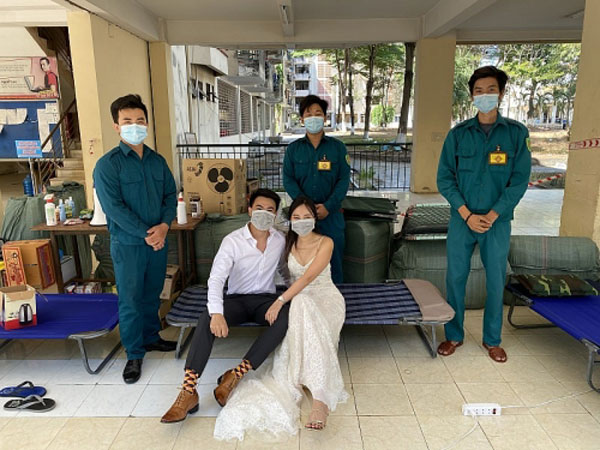 đọc đáo bộ ảnh cưới trong mùa dịch