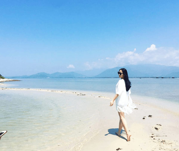 những dáng chụp ảnh đẹp khi đi biển cho nữ