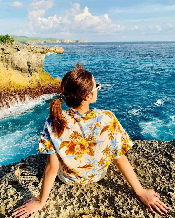 những dáng chụp ảnh đẹp khi đi biển cho nữ