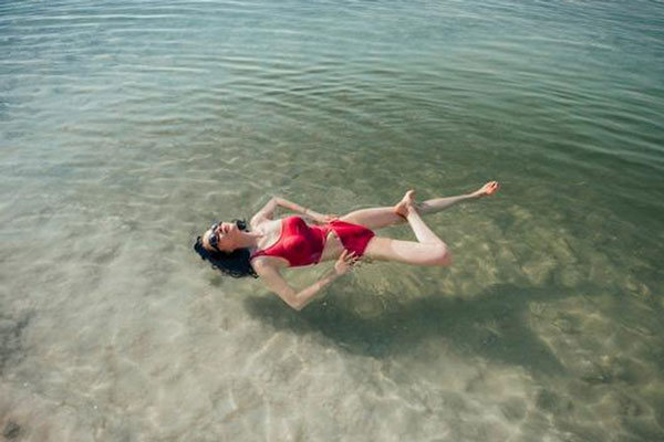 những dáng chụp ảnh đẹp khi đi biển cho nữ