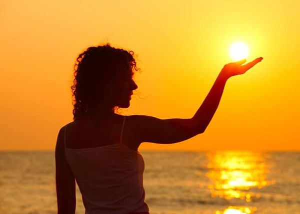 những dáng chụp ảnh đẹp khi đi biển cho nữ