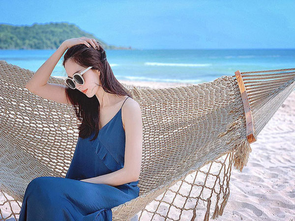 những dáng chụp ảnh đẹp khi đi biển cho nữ