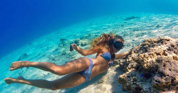 những dáng chụp ảnh đẹp khi đi biển cho nữ