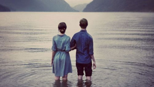 ý tưởng chụp ảnh cưới ở biển cùng nhìn về một hướng