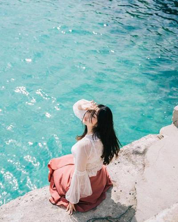 những dáng chụp ảnh đẹp khi đi biển cho nữ