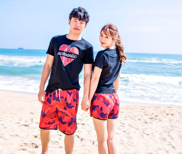 quần short áo thun trang phục chụp ảnh cưới ở biển