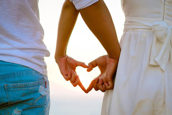 ý tưởng chụp ảnh cưới ở biển ký hiệu tay