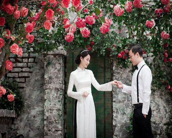 tạo dáng chụp ảnh cưới với áo dài