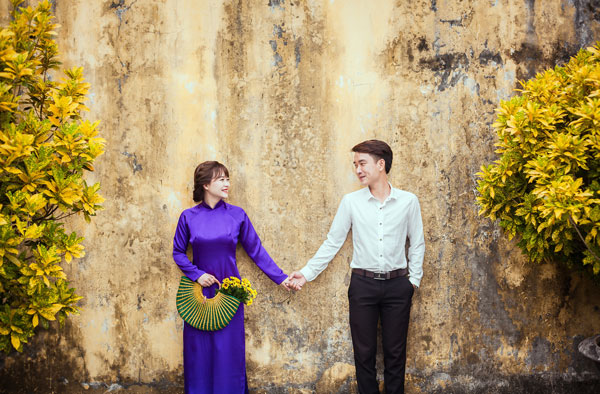 tạo dáng chụp ảnh cưới với áo dài