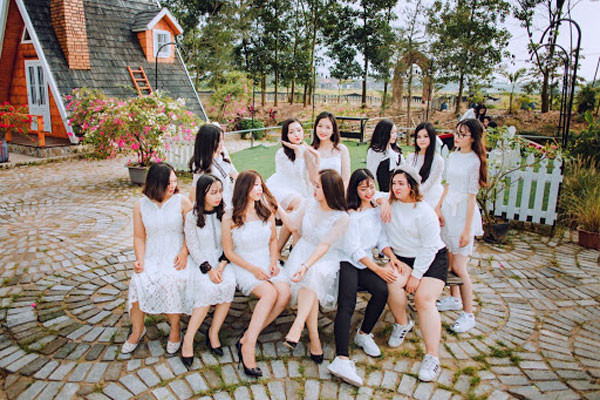 váy trắng chụp kỷ yếu cho người béo