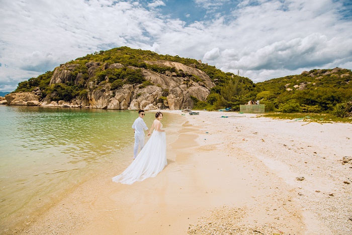 vay-cuoi-cho-co-dau-vai-rong-bap-tay-to