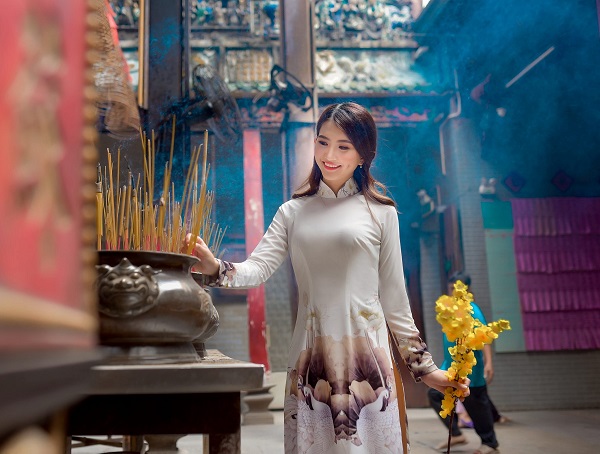 chụp ảnh trong đền chùa