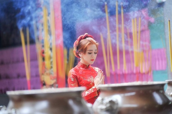 chụp ảnh trong đền chùa