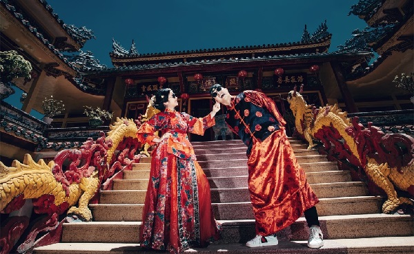 chụp ảnh trong đền chùa