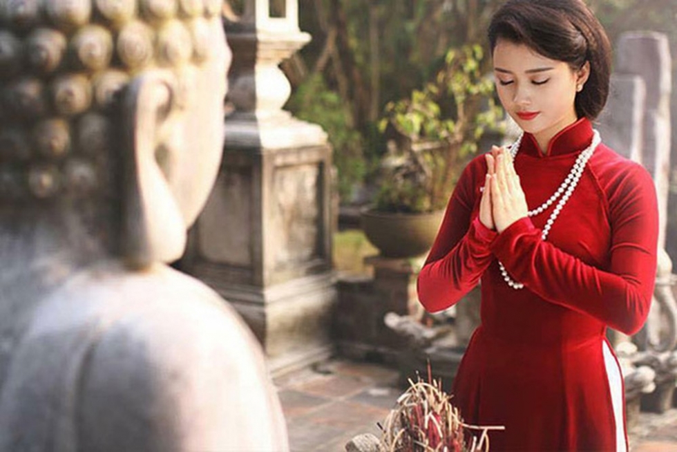 tạo dáng chụp ảnh ở chùa