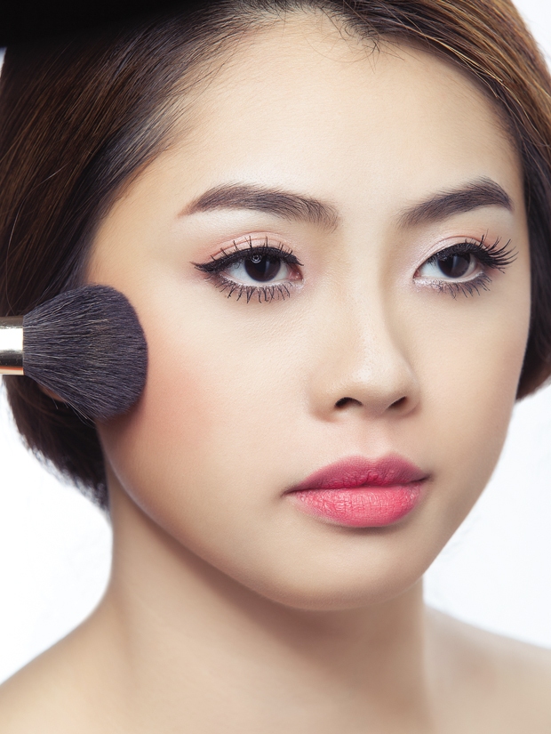 Đánh má hồng cho cô dâu mặt tròn