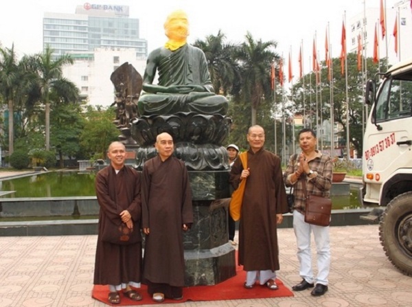 tạo dáng chụp ảnh ở chùa