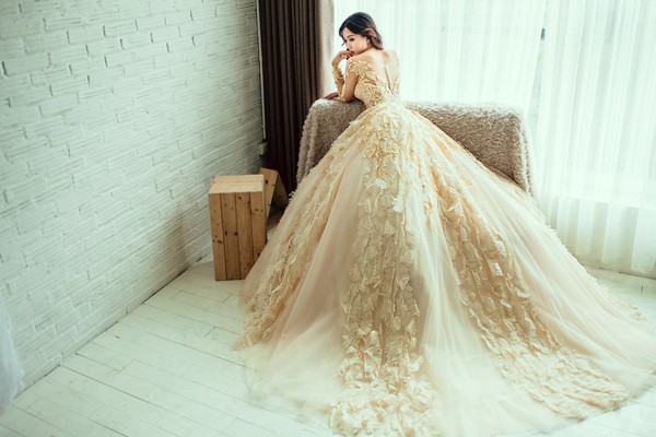 ao-cuoi-mau-vang-dong