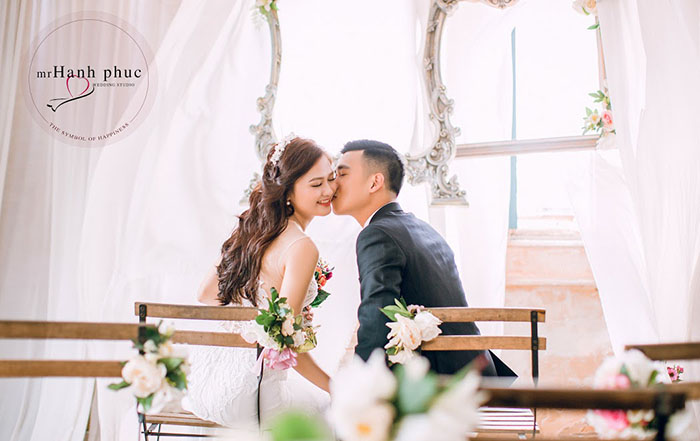 anh-cuoi-phong-nen-trang-3