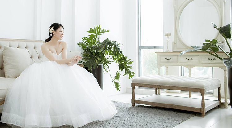 anh-cuoi-phong-nen-trang-1