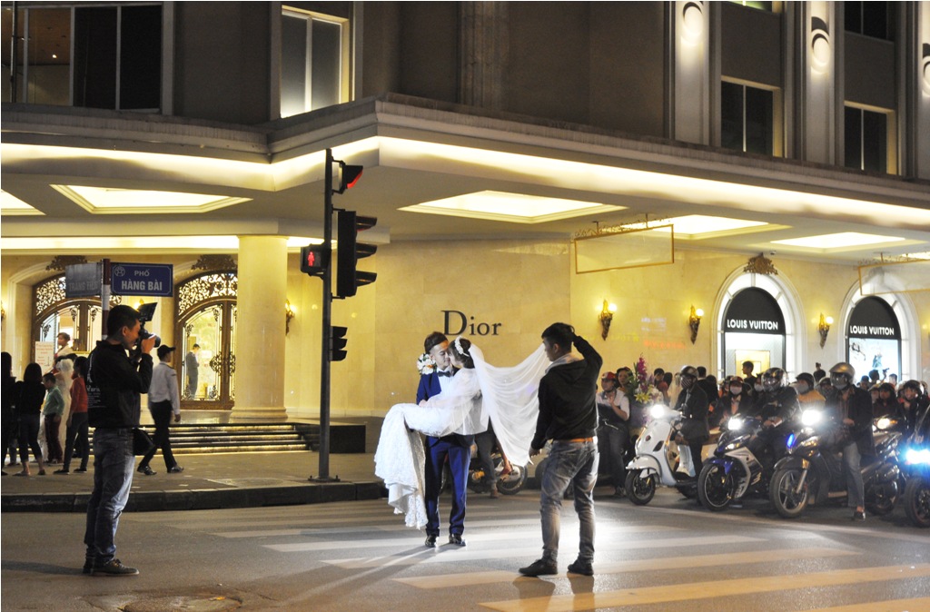 chup-anh-cuoi-o-trang-tien-plaza