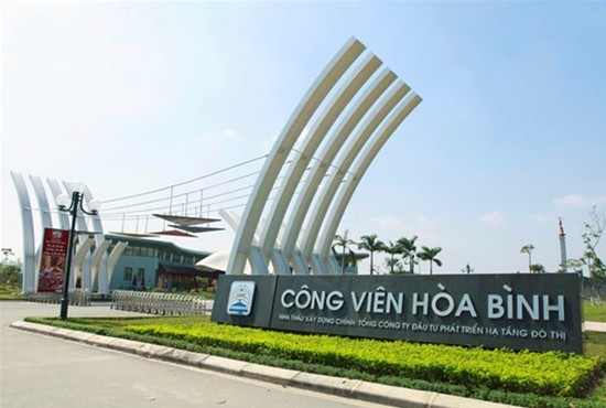 chup-anh-cuoi-o-cong-vien-hoa-binh