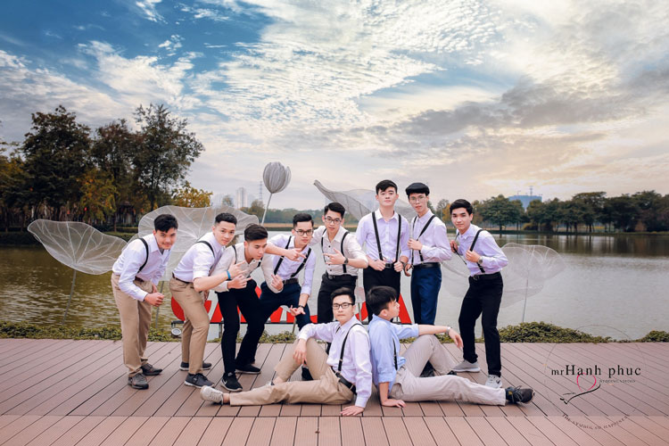 tạo dáng chụp ảnh kỷ yếu nam