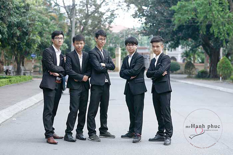 tạo dáng chụp ảnh kỷ yếu nam