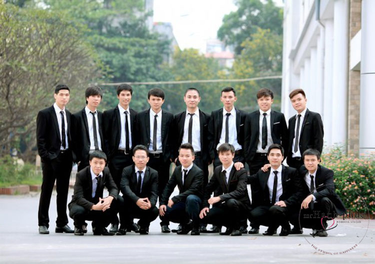 tạo dáng chụp ảnh kỷ yếu nam