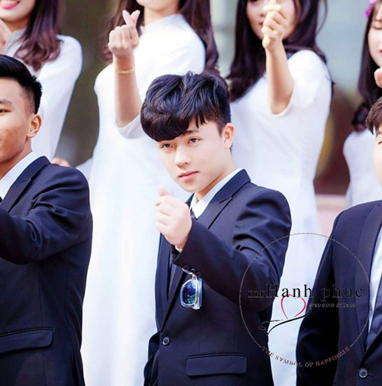 tạo dáng chụp ảnh kỷ yếu nam