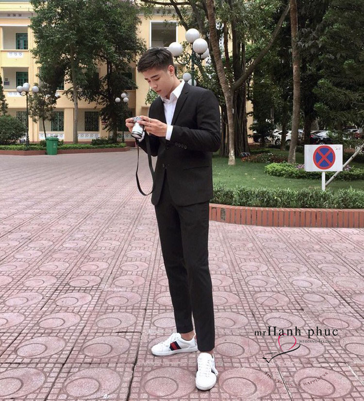 tạo dáng chụp ảnh kỷ yếu nam