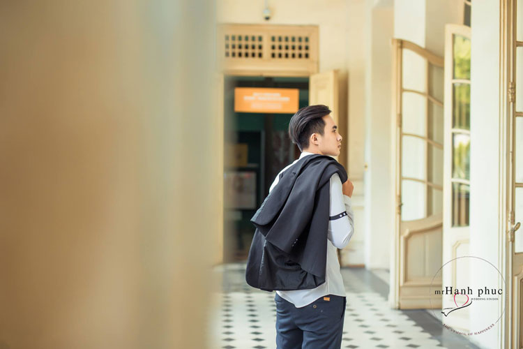 tạo dáng chụp ảnh kỷ yếu nam