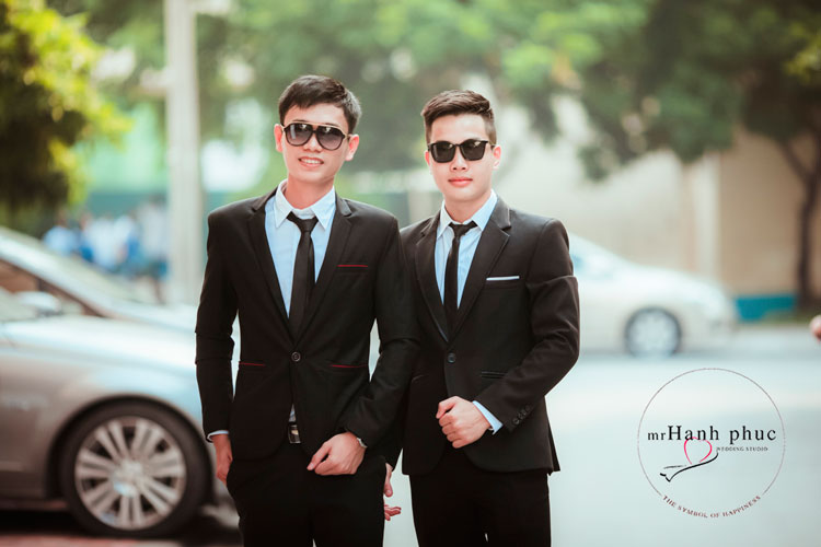 tạo dáng chụp ảnh kỷ yếu nam