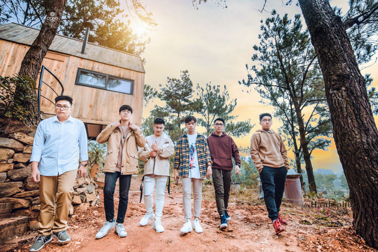 tạo dáng chụp ảnh kỷ yếu nam