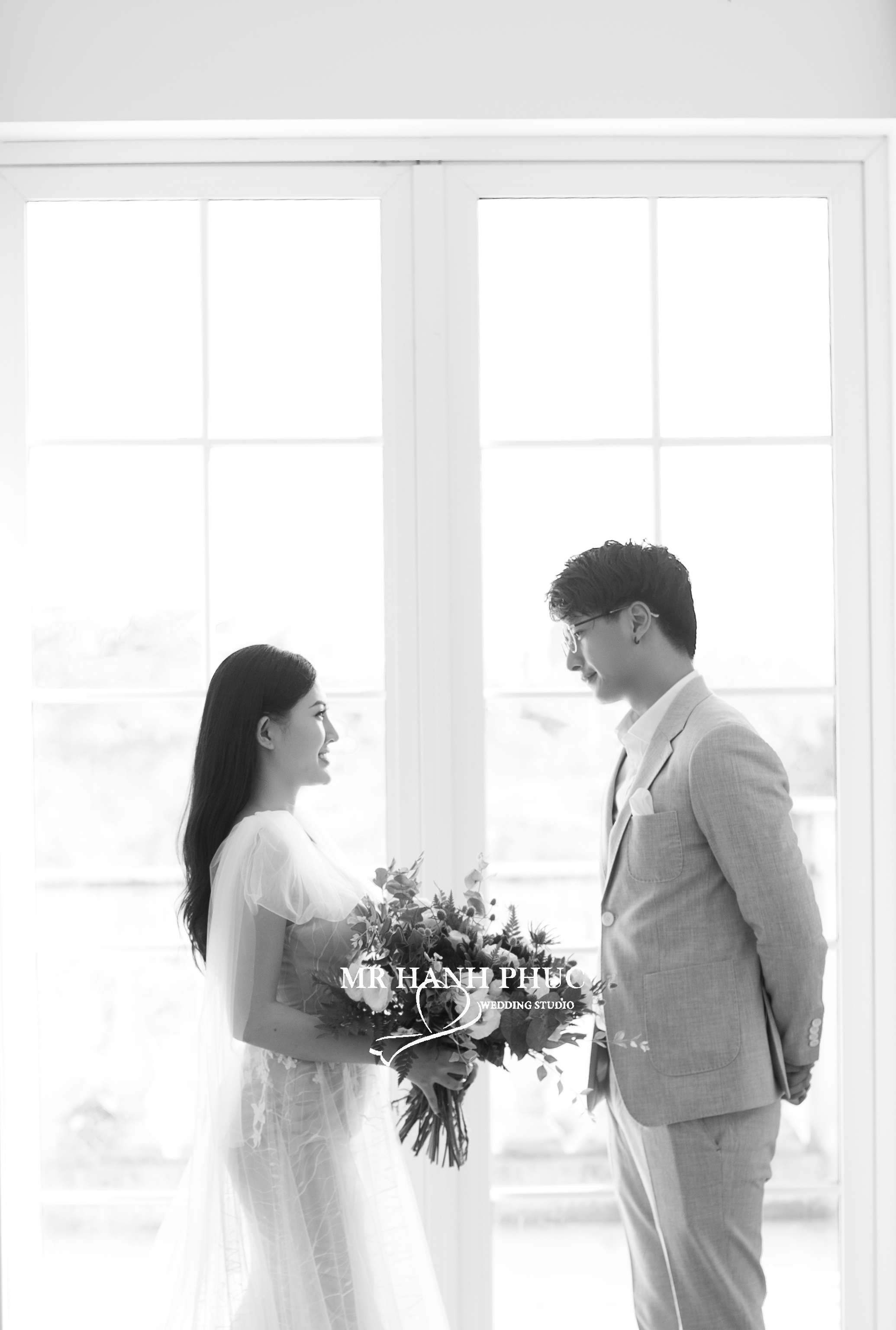 anh-cuoi-phong-nen-trang-2